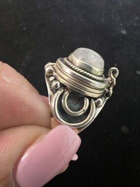 925 STERLING SILVER VINTAGE MOONSTONE POISON RING.  LOCKET RING